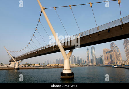 Vista del ponte pedonale che attraversa il nuovo Dubai Canale d'acqua una via navigabile che collega in Dubai Creek e il mare. Emirati Arabi Uniti, Emirati Arabi Uniti Foto Stock