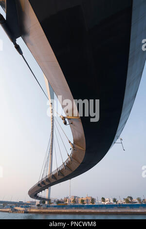 Vista del ponte pedonale che attraversa il nuovo Dubai Canale d'acqua una via navigabile che collega in Dubai Creek e il mare. Emirati Arabi Uniti, Emirati Arabi Uniti Foto Stock