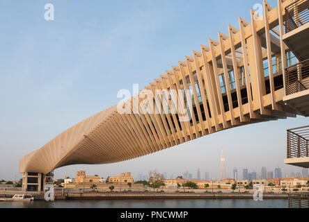 Vista della passerella di attraversamento di Dubai nuovo canale d'acqua una via navigabile che collega in Dubai Creek e il mare. Emirati Arabi Uniti, Emirati Arabi Uniti Foto Stock