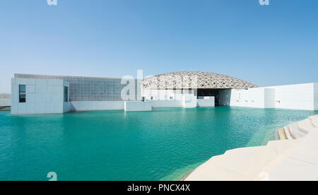 Vista esterna del Louvre Abu Dhabi a Saadiyat isola il distretto culturale di Abu Dhabi, negli Emirati Arabi Uniti. Architetto Jean Nouvel Foto Stock