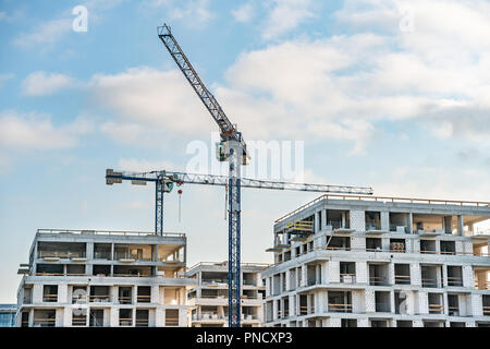 Due gru sul sito in costruzione. nuovi edifici sono in fase di costruzione Foto Stock