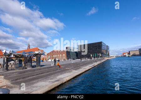 Søren Kierkegaards Plads con la Royal Danish Library, il Diamante Nero libreria, progettato dagli architetti Schmidt Hammer Lassen, Copenhagen, Danimarca. Foto Stock