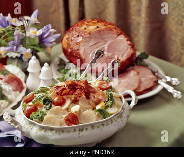 ANNI '60 ANNI '70 PADELLA ELETTRICA ANTIADERENTE PADELLA APPARECCHIO  COTTURA TRE UOVA E STRISCE DI PANCETTA A COLAZIONE - KF13675 BAN001 HARS  VECCHIO STILE Foto stock - Alamy