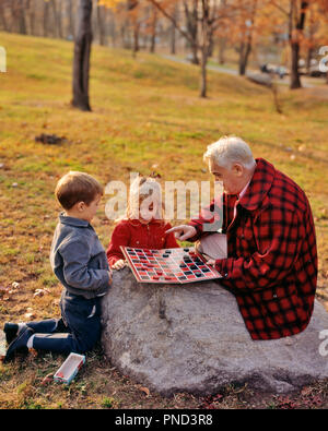 Anni Settanta nonno giocando a Dama con il nipote e nipote AUTUNNO PARK - kj5111 PHT001 HARS OLD FASHION SORELLA 1 bambino biondo il lavoro di squadra concorrenza nonno nonni gioia LIFESTYLE FEMMINE NONNO FRATELLI CASA RURALE LA VITA DI LANA spazio copia a tutta lunghezza ispirazione CARING MASCHI FRATELLI FIDUCIA SENIOR UOMO SORELLE SENIOR pedine per adulti di mezza età uomo di mezza età la felicità di svago e di divertimento a scelta conoscenza autorità di ricreazione gemelli CONNECTION nipote nonni nipote grigio a scacchiera novellame relax convivere WOODLAND etnia caucasica nonno Foto Stock