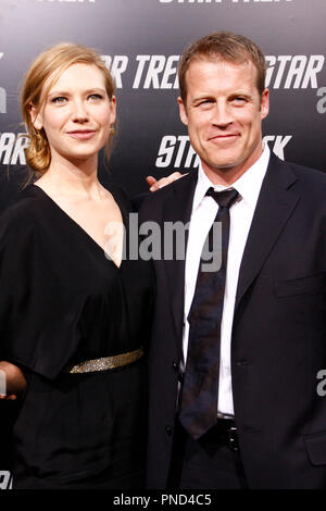 Anna Torv e Mark Valley presso il Los Angeles Premiere di STAR TREK tenutosi presso il Grauman's Chinese Theatre di Hollywood, CA il giovedì 30 aprile, 2009. Foto di PRPP / PictureLux Riferimento File # Anna Torv Mark 04302009 01PRPP per solo uso editoriale - Tutti i diritti riservati Foto Stock