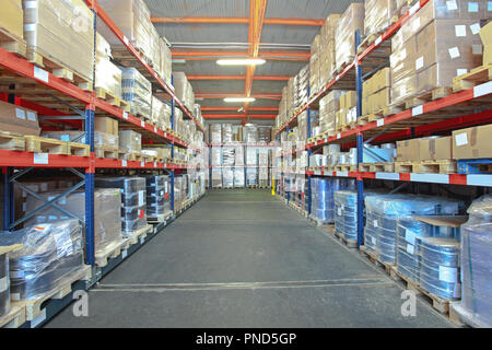 Grande stanza di deposito in magazzino di distribuzione Foto Stock