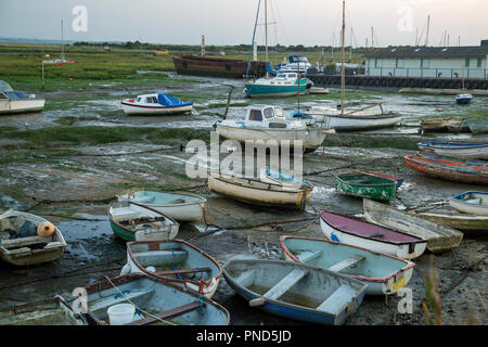 Un gran numero di piccole barche ormeggiate sulle velme a Leigh on Sea. Foto Stock