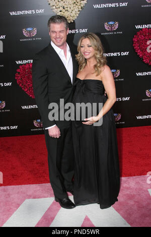 Eric Dane e la moglie Rebecca Gayheart presso il Los Angeles Premiere mondiale di New Line Cinema "San Valentino". Gli arrivi presso il Grauman's Chinese Theatre a Hollywood, CA. Febbraio 8, 2010. Foto: Richard Chavez / PictureLux Riferimento File # DaneEricAND5 020810RAC per solo uso editoriale - Tutti i diritti riservati Foto Stock