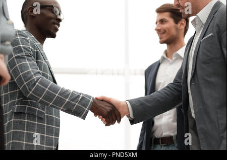 Vista dal basso.handshake la gente di affari Foto Stock