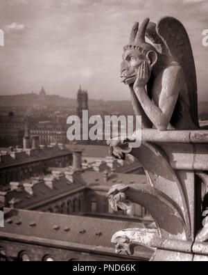 1920s la CATTEDRALE DI NOTRE DAME GARGOYLE di pietra di chimera che si affaccia sullo skyline di Parigi Francia - r4363 HAR001 HARS CORNUTO Duomo scolpita ancora vita elegante elemento GARGOYLE IDIOSINCRATICA simbolica creatività divertente creatura demoniaca formata eccentrico grottesche mostruoso affacciato sulla linguetta sporgente alato di nero e di bianco fantasia irregolare HAR001 mitica cattedrale di Notre Dame in vecchio stile nave Foto Stock