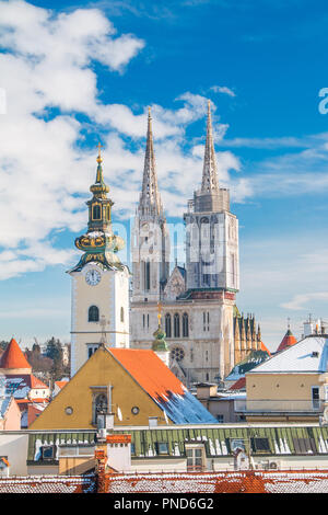 Vista panoramica della cattedrale di Zagabria, Croazia, dalla città alta, l'inverno, la neve sui tetti Foto Stock