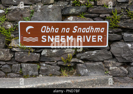 Un segno in sia la Presidenza irlandese e inglese, sul ponte sopra il fiume Sneem nella Contea di Kerry, Repubblica di Irlanda. Foto Stock