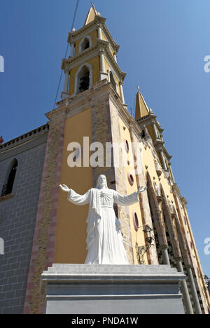 Statua di Gesù Cristo accanto alla Cattedrale dell Immacolata Concezione nel centro cittadino di Mazatlan, Sinaloa, Messico Foto Stock