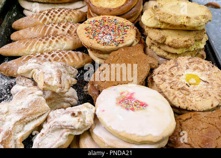 Biscotti messicani e altri zuccherino di beni cotti al forno per la vendita nel Mercado Pino Suarez Mercato, Mazatlan, Sinaloa, Messico Foto Stock