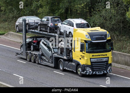 Arnold Clark auto transporter, HGV mezzi pesanti, il veicolo che trasporta i carrelli & autotrasporti, logistica veicoli di trasporto sulla M6 a Lancaster, Regno Unito Foto Stock