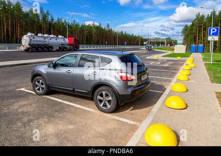 Novgorod, Russia - Agosto 7, 2018: parcheggio auto in strada a pedaggio. Autostrada russa numero M11 Foto Stock