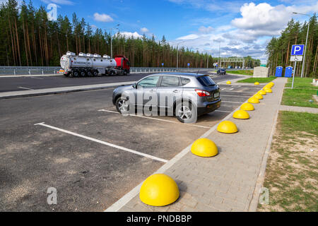 Novgorod, Russia - Agosto 7, 2018: parcheggio auto in strada a pedaggio. Autostrada russa numero M11 Foto Stock