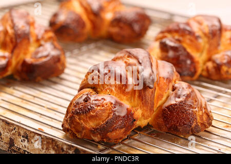 Croissant fresco nel panificio di metallo sul vassoio antigoccia sfondo Foto Stock