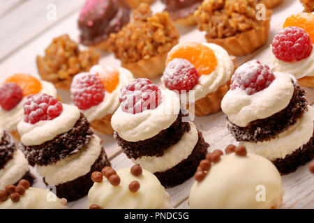 Catering dolci, closeup di vari tipi di torte su evento o ricevimento di nozze Foto Stock