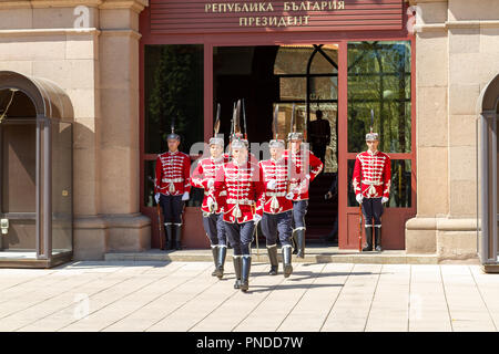 La cerimonia del cambio della guardia, la Presidenza edificio, home al Presidente della Repubblica di Bulgaria, Sofia, Bulgaria. Foto Stock