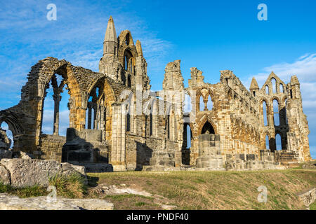Whitby Abbey North Yorkshire Coast UK. Arroccato su una rupe di haunting rimane di Whitby Abbey sono state fonte di ispirazione per Bram Stoker's racconto gotico di Foto Stock