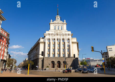 Vista generale di pl. Nezavisimost con l ex partito comunista House, parte del largo, Sofia, Bulgaria. Foto Stock
