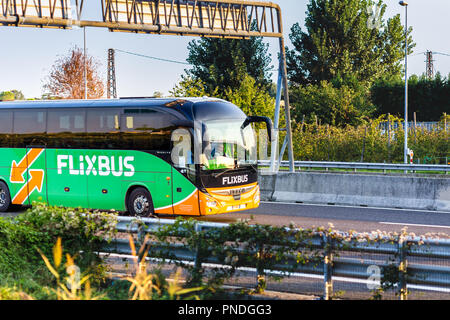 FAENZA (RA), Italia - 20 settembre 2018: Bus con logo FLIXBUS in esecuzione su autostrada Foto Stock