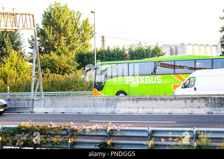 FAENZA (RA), Italia - 20 settembre 2018: Bus con logo FLIXBUS in esecuzione su autostrada Foto Stock