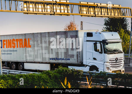 FAENZA (RA), Italia - 20 settembre 2018: carrello con logo FINSTRAL in esecuzione su autostrada Foto Stock