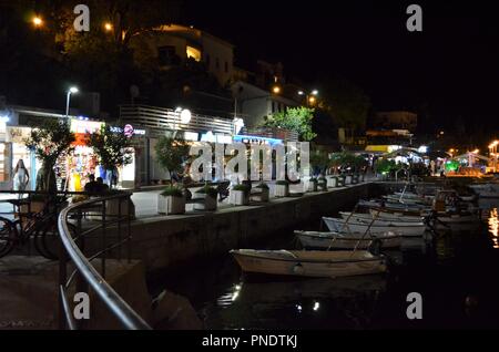 Piccolo molo con barche a Rabac in Croazia nella notte in tarda estate Foto Stock