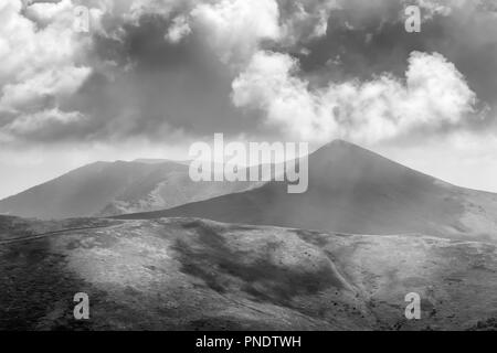 Visualizzazione bianco e nero dalla testa argento vertice sul serbo e il confine bulgaro sulla collina di Kom in Bulgaria Foto Stock