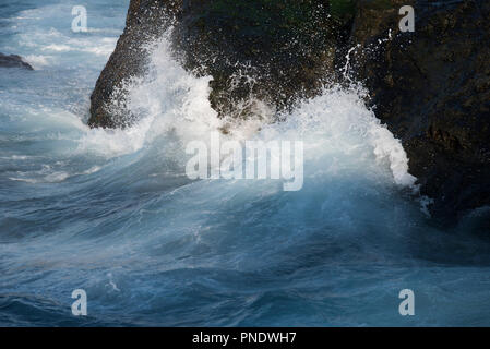 Onde che si infrangono sulle rocce della Kea Island, Grecia Foto Stock