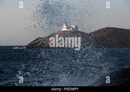 Onde che si infrangono sulle rocce della Kea Island, Grecia Foto Stock