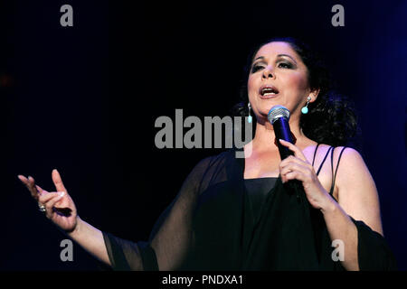 Isabel Pantoja esegue in concerto presso la American Airlines Arena di Miami, in Florida, il 11 marzo 2006. Foto Stock