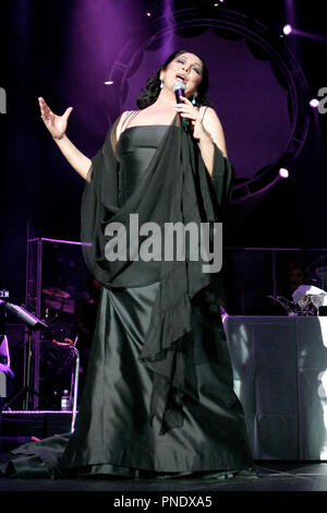 Isabel Pantoja esegue in concerto presso la American Airlines Arena di Miami, in Florida, il 11 marzo 2006. Foto Stock