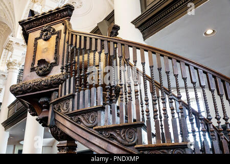 Londra Inghilterra,Regno Unito,Westminster,St Saint Martin nei campi, chiesa anglicana cattedrale, interno, legno intagliato pulpito leggio, UK GB inglese Europa Foto Stock