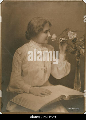 Helen Adams Keller. Data/Periodo: 1904. Platinum print. Fotografia. Altezza: 226 mm (8,89 in); larghezza: 169 mm (6,65 in). Autore: Charles Whitman. Foto Stock