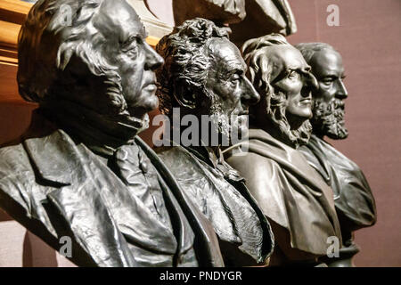 Londra Inghilterra,Regno Unito,Covent Garden,National PortraitGallery,museo d'arte,interno,parete della scultura,busti,John Bright di Sir Joseph Edgar Boehm,AN Foto Stock