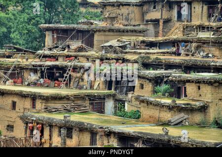 Il piccolo paese in provincia di Yunnan in Cina con le sue abitazioni tradizionali. Il mio tetto è il vostro piccolo cortile. Foto Stock