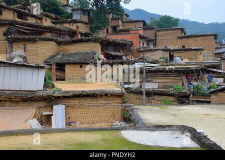 Il piccolo paese in provincia di Yunnan in Cina con le sue abitazioni tradizionali. Il mio tetto è il vostro piccolo cortile. Foto Stock