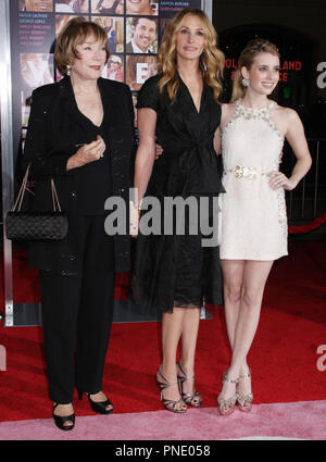 Shirley Maclaine, Julia Roberts e Emma Roberts presso il Los Angeles Premiere mondiale di San Valentino tenutasi presso il Grauman's Chinese Theatre di Hollywood, CA su Lunedi, 8 febbraio 2010. Foto di Pedro Ulayan Gonzaga Pacific Rim Photo Press Riferimento File # ShirleyMaclaineJulia03 20810PRPP per solo uso editoriale - Tutti i diritti riservati Foto Stock