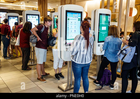 Londra Inghilterra,UK,Leicester Square,MeDonald's,fast food,ristoranti ristoranti ristoranti ristoranti, cafe' cafe', interno, menu' chiosco self-service, ragazze ragazze, fe Foto Stock