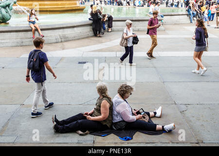 Londra Inghilterra,UK,Regno Unito Gran Bretagna,Trafalgar Square,Public plaza,crowd,adult adults donna donna donna donna donna donna donna donna, senior senior senior senior anzian Citizen cit Foto Stock