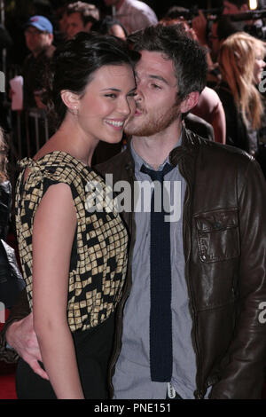 Odette Yustman e Dave Annable presso la premiere mondiale di Touchstone Pictures' 'Quando a Roma". Gli arrivi presso l'El Capitan theater a Hollywood, CA. Il 27 gennaio 2010. Foto: Richard Chavez / PictureLux Riferimento File # YustmanOAND7 012710RAC per solo uso editoriale - Tutti i diritti riservati Foto Stock