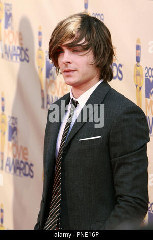 Zac Efron sul tappeto rosso per il 2009 MTV Movie Awards tenutosi al Amphitheatre di Gibson in città universale, CA domenica< 31 maggio 2009. Foto di Edwin Blanco/ PRPP /PictureLux Riferimento File # Zac Efron 20090531 10PRPP per solo uso editoriale - Tutti i diritti riservati Foto Stock