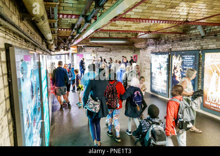 London England,UK,Kensington,South Kensington Underground Station treno metro metro, interno interno, accesso al museo della strada tunnel pedonale, uomo Foto Stock