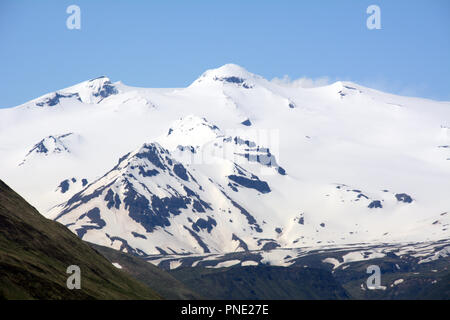Vulcano Makushin, una coperta di ghiaccio e attivi Stratovulcano sull isola di Unalaska nelle isole Aleutian catena, southwest Alaska. Foto Stock