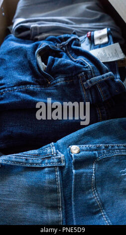 Pantaloni Jeans Pantaloni piegati a cassetto Foto Stock