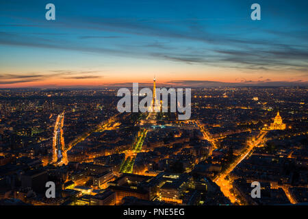 Parigi, Francia - 5 Maggio 2016: bella Parigi vista dello skyline di Torre Eiffel durante lo spettacolo di luci al crepuscolo, Parigi, Francia Foto Stock