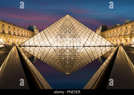 Parigi, Francia - 7 Maggio 2016: Il Museo del Louvre è uno dei più grandi del mondo dei musei e un monumento storico. Un punto di riferimento centrale di Parigi, Francia. Par Foto Stock